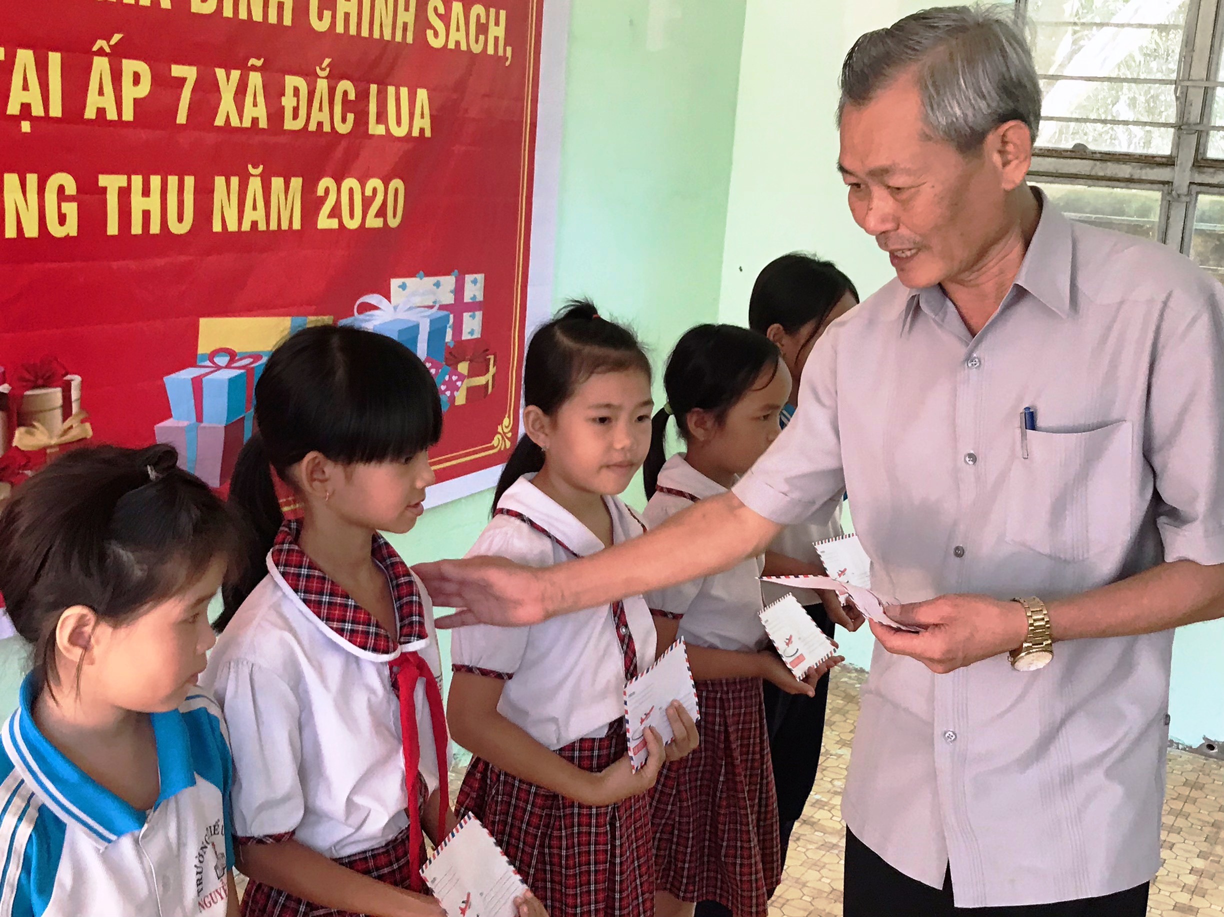 Bí thư Huyện ủy Nguyễn Trung Thành trao quà cho các em học sinh ở ấp 7 xã Đắc Lua (2).jpg