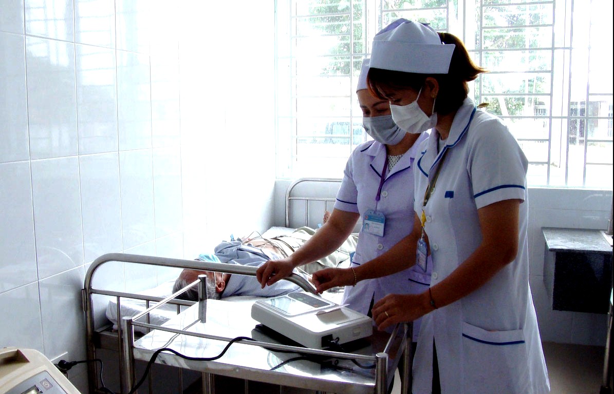 Cán bộ trạm y tế xã Nam Cát Tiên đo điện tim cho người dân.jpg