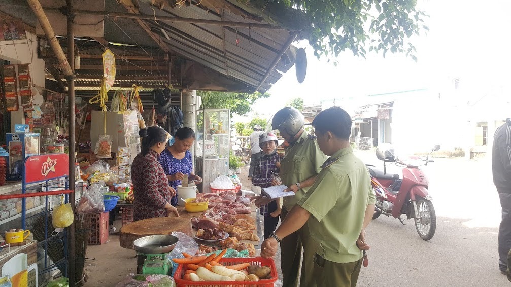 Hình ảnh Đoàn kiểm tra điểm bán thịt heo tại xã Phú Xuân.jpg