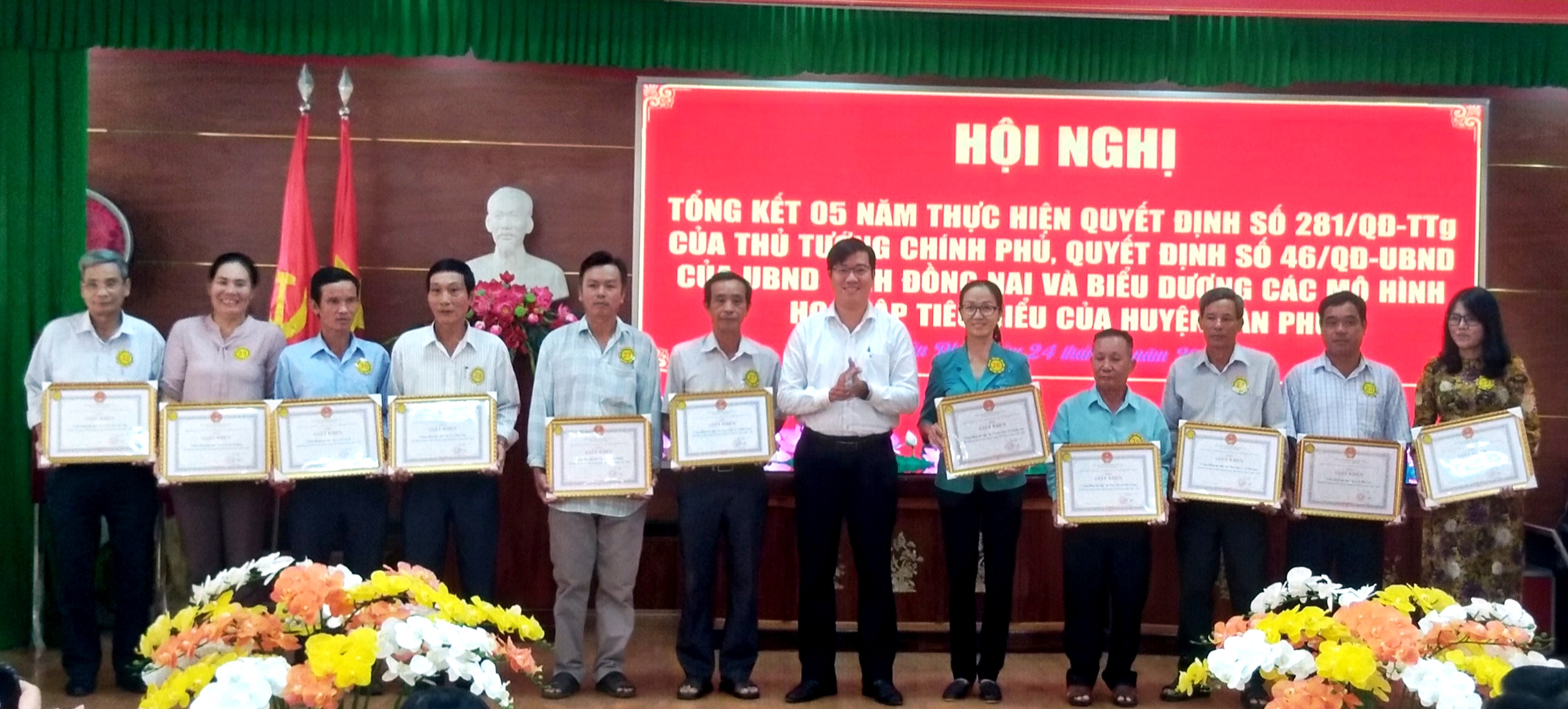 PCT UBND huyện Bùi Thanh Nam trao tặng giấy khen cho các tập thể và cá nhân đạt thành tích trong phong trào khuyến học.jpg