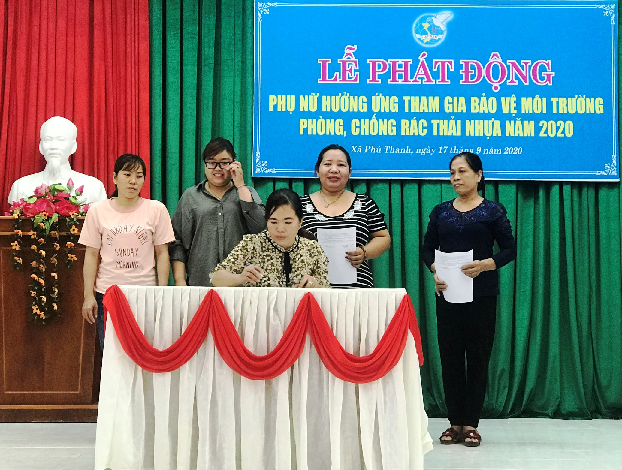 Đại diện Hội phụ nữ xã Phú Thanh ký cam kết hạn chế sử dụng túi nilon và thực hiện phân loại chất thải rắn tại nguồn.jpg