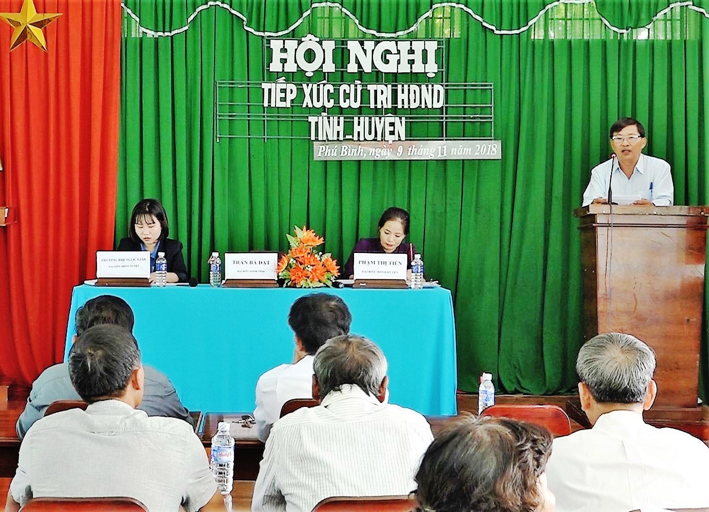 Bí thư HU, Chủ tịch HĐND huyện, Đại biểu HĐND tỉnh Trần Bá Đạt trả lời các ý kiến của cử tri xã Phú Bình.jpg