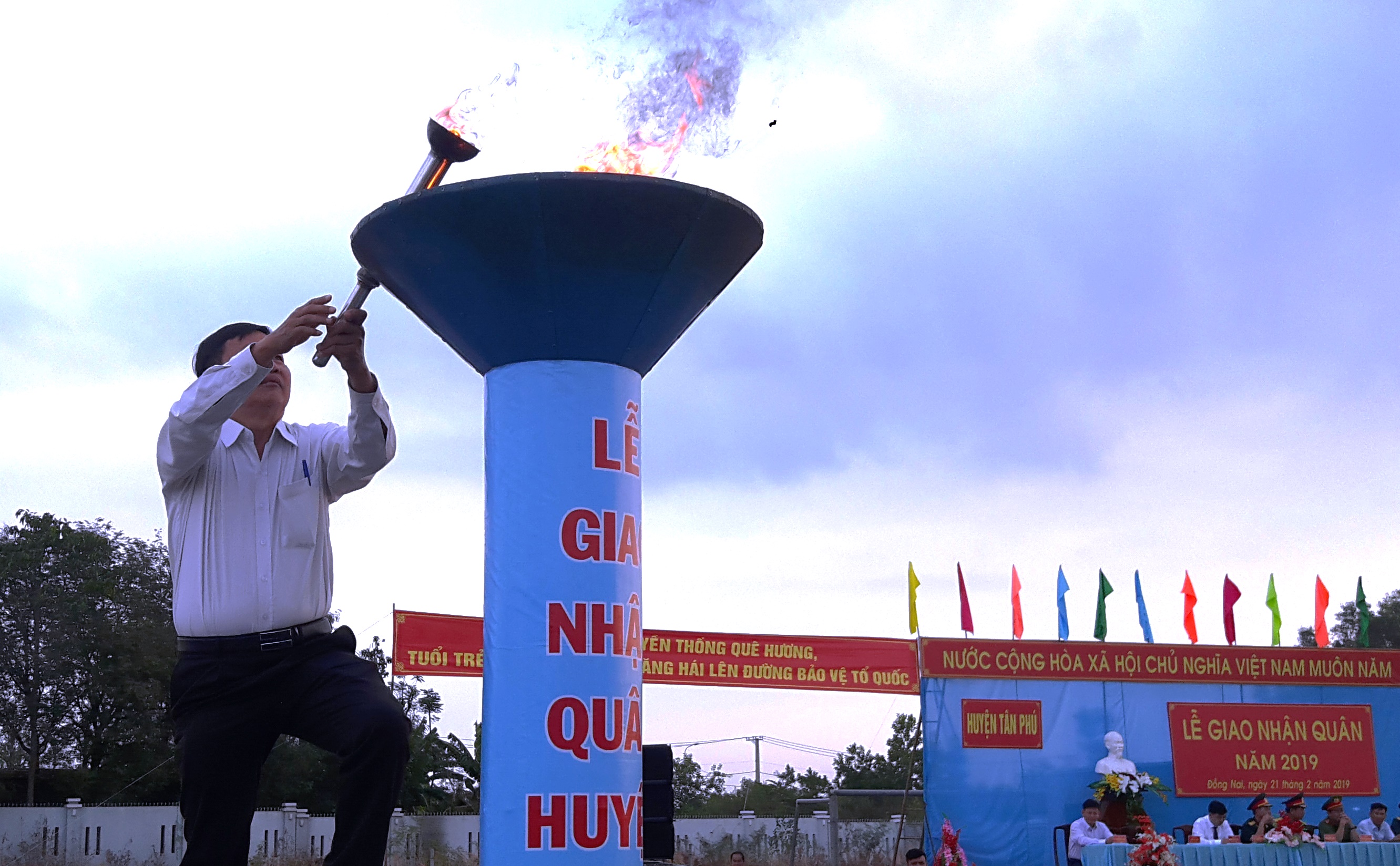 Bí thư Huyện ủy - Chủ tịch HĐND huyện, Trần Bá Đạt thắp sáng đài lửa truyền thống tại lễ giao nhận quân năm 2019.jpg