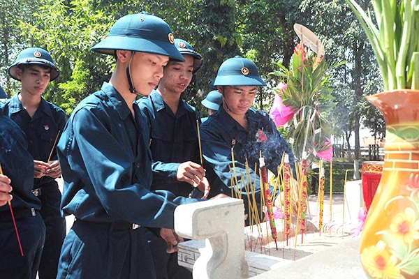 Các tân binh năm 2018 thắp hương tại Tượng đài liệt sĩ huyện Tân Phú.jpg