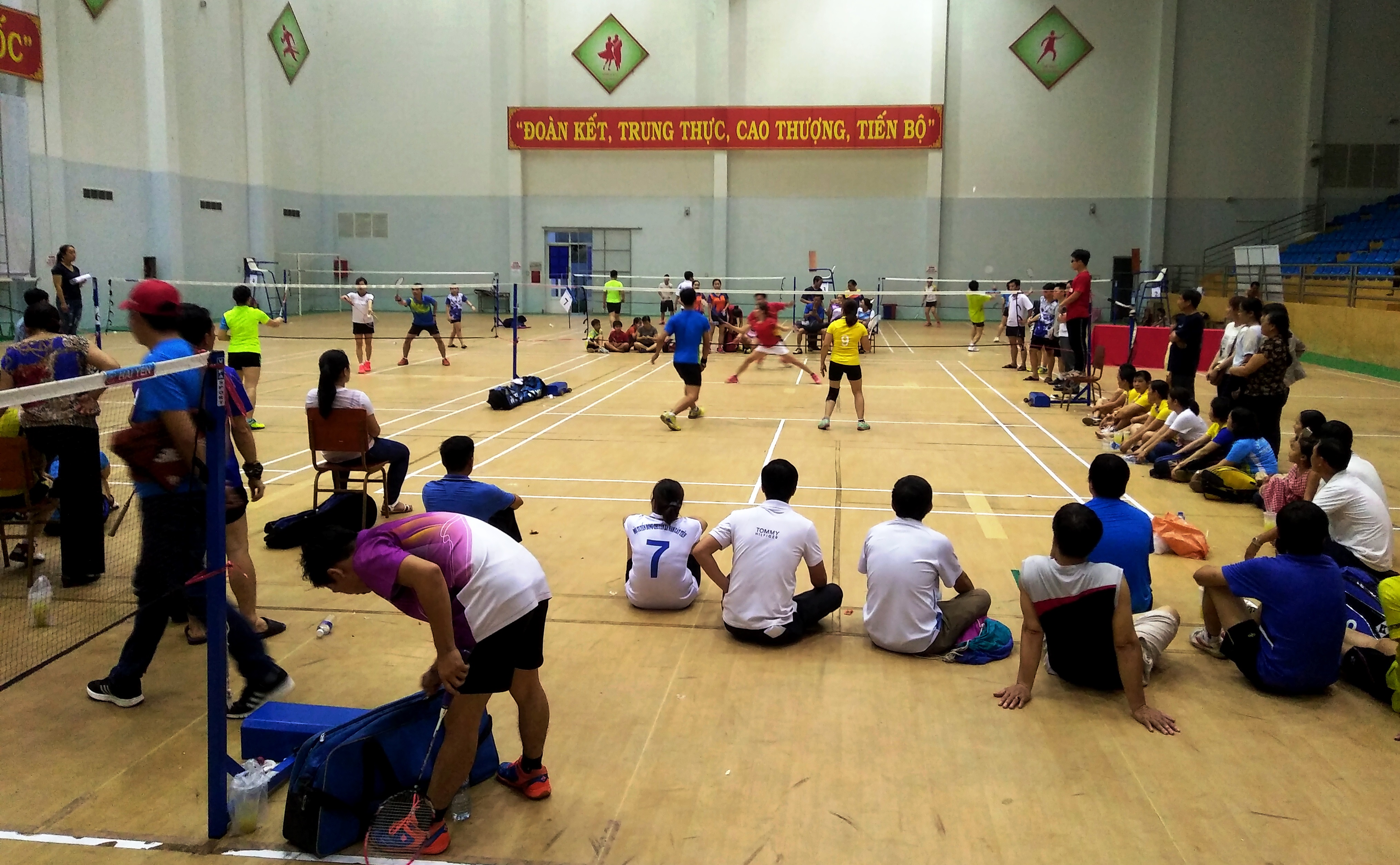 Các vận động viên tham gia thi đấu môn cầu lông tại tại Nhà thi đấu đa năng huyện.jpg