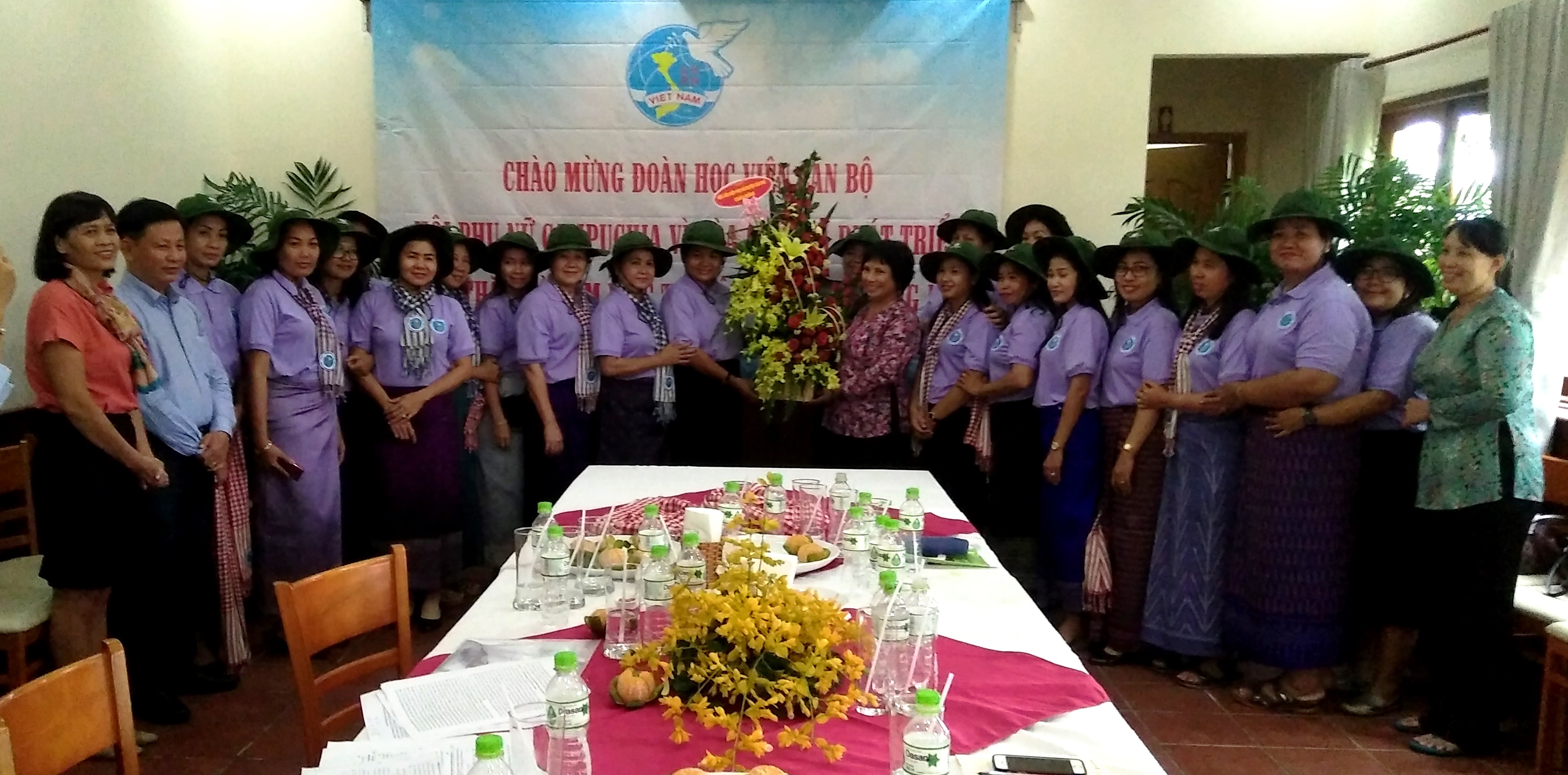 Cán bộ Hội Phụ nữ huyện chụp hình lưu niệm cùng Đoàn cán bộ Phụ nữ Vương quốc Campuchia.jpg