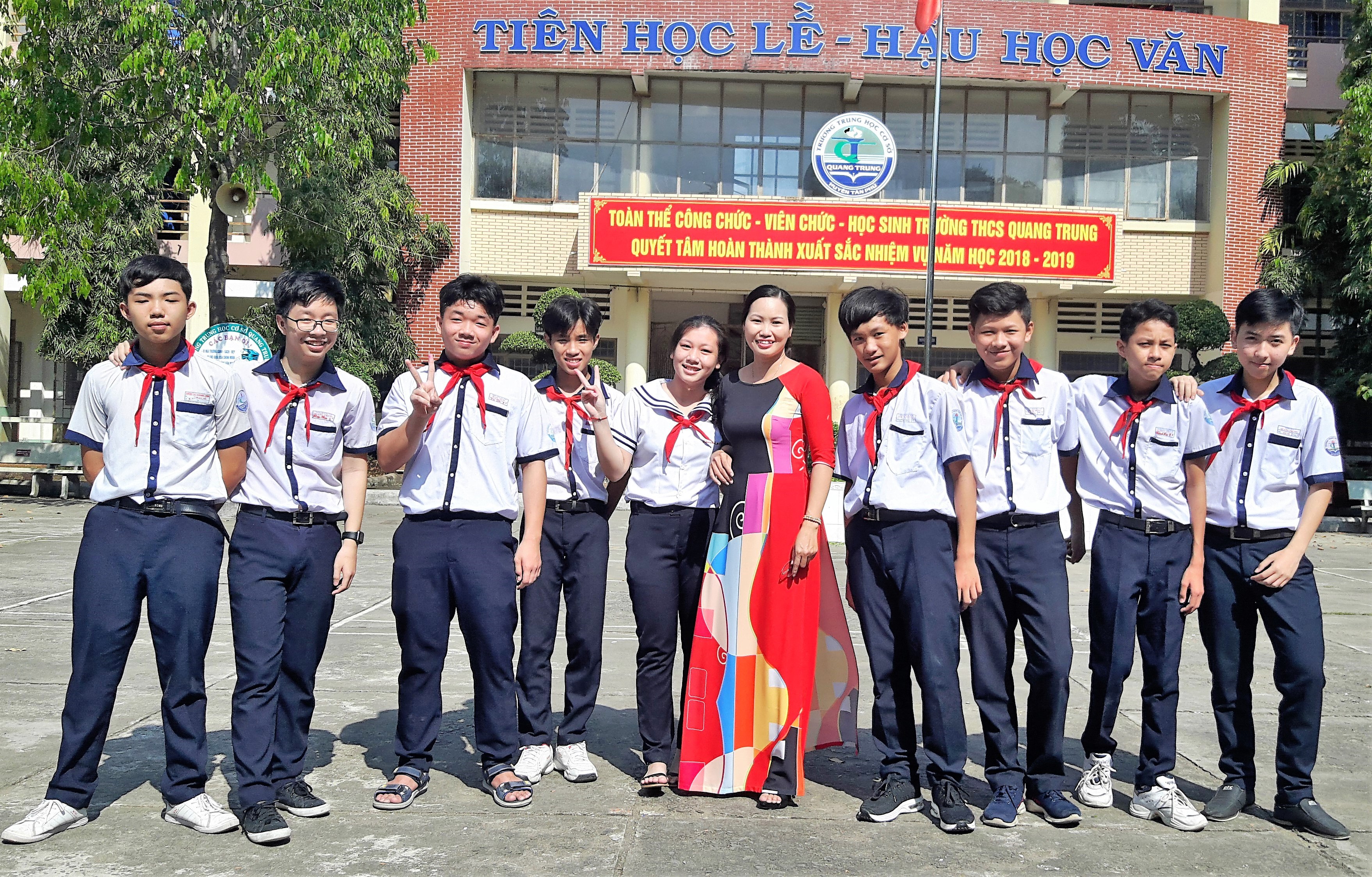 Cô giáo Trương Thị Trâm Anh, luôn gần gũi, thân thiện với các em học sinh trong các hoạt động ngoại khóa.jpg