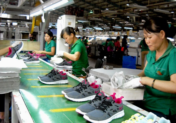Công nhân sản xuất giày thương hiệu NIKE tại công ty Chang-shin ở Vĩnh Cửu.jpg
