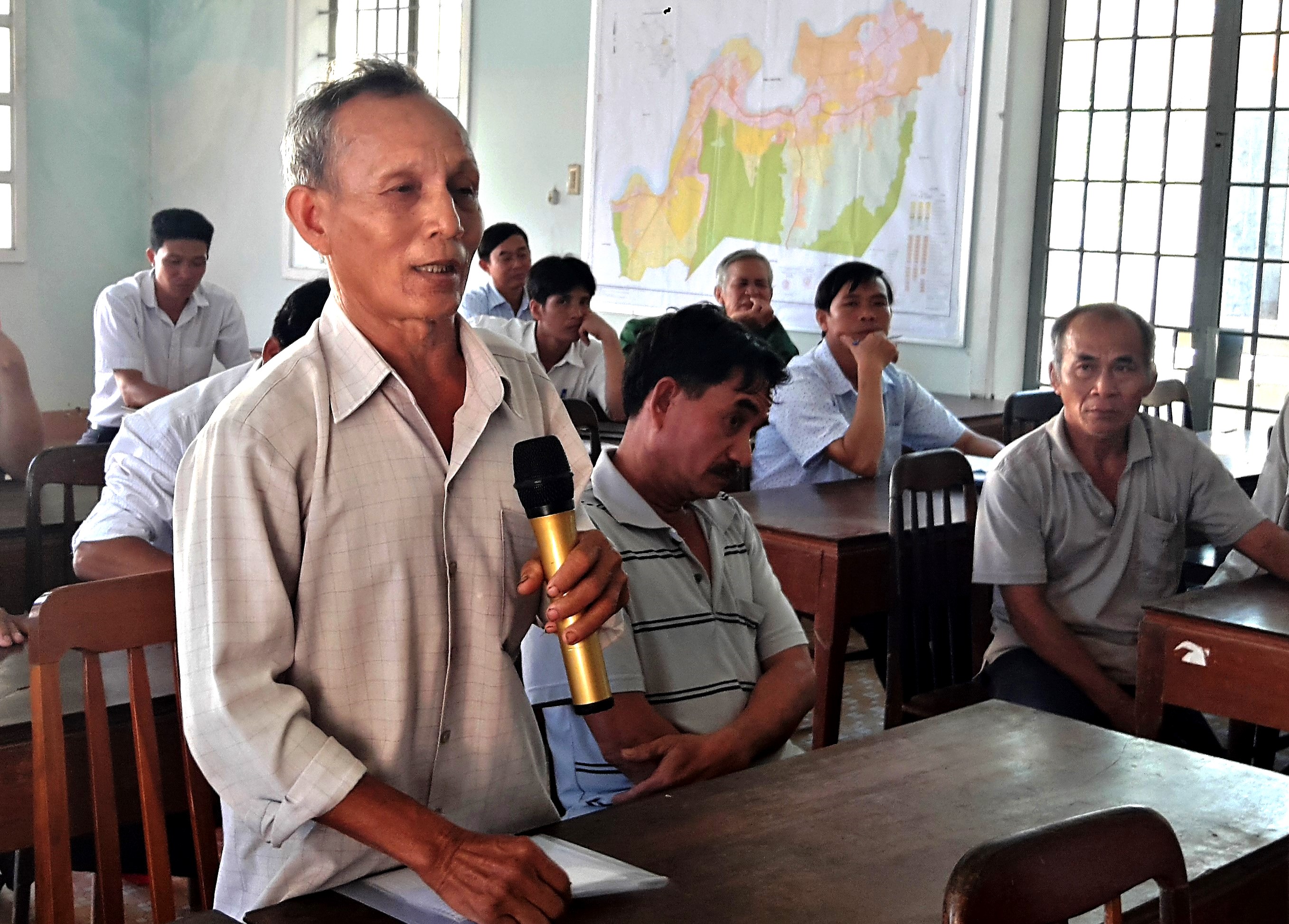 Cử tri xã Nam Cát Tiên nêu các ý kiến với các đại biểu HĐND tỉnh và HĐND huyện.jpg