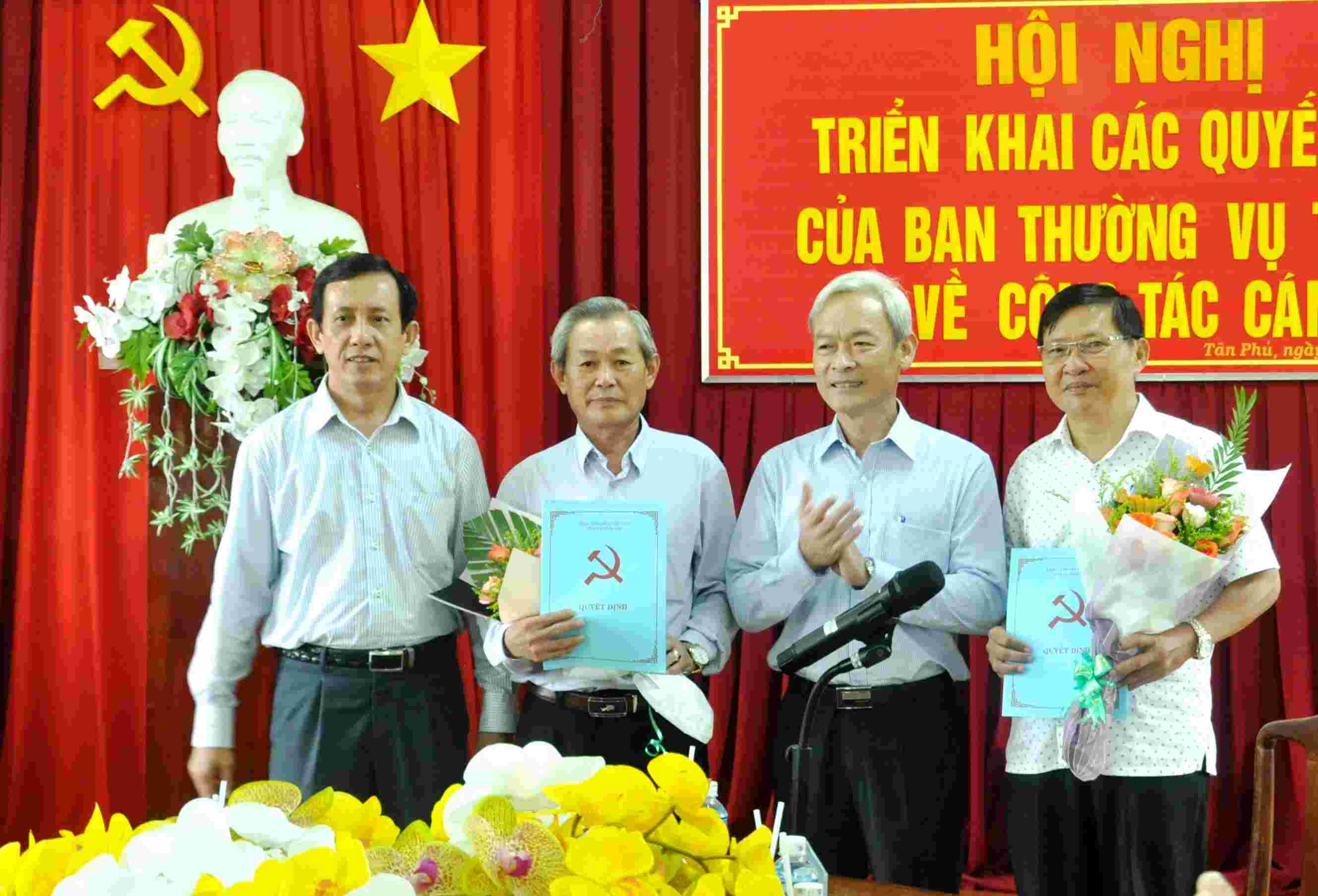 Lãnh đạo Tỉnh ủy trao Quyết định điều động cho các đồng chí Trần Bá Đạt và đồng chí Nguyễn Trung Thành.jpg