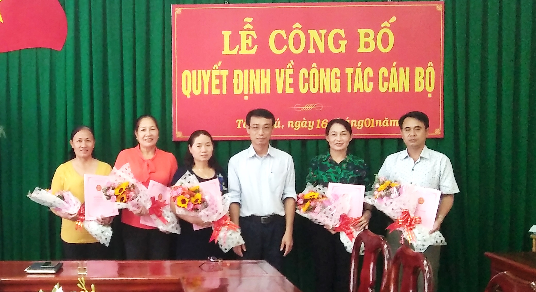 Phó chủ tịch UBND huyện Nguyễn Hữu Ký trao quyết định bổ nhiệm cho các cán bộ quản lý giáo dục.jpg