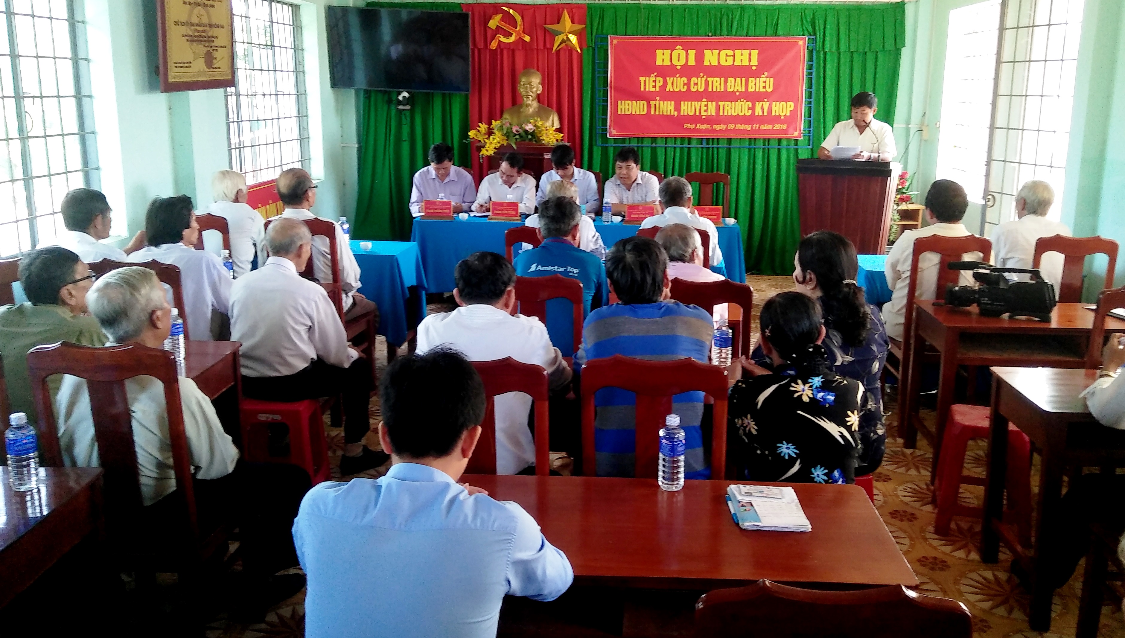 Quang cảnh buổi tiếp xúc cử tri của các đại biểu HĐND tỉnh và HĐND huyện tại xã Phú Xuân.jpg