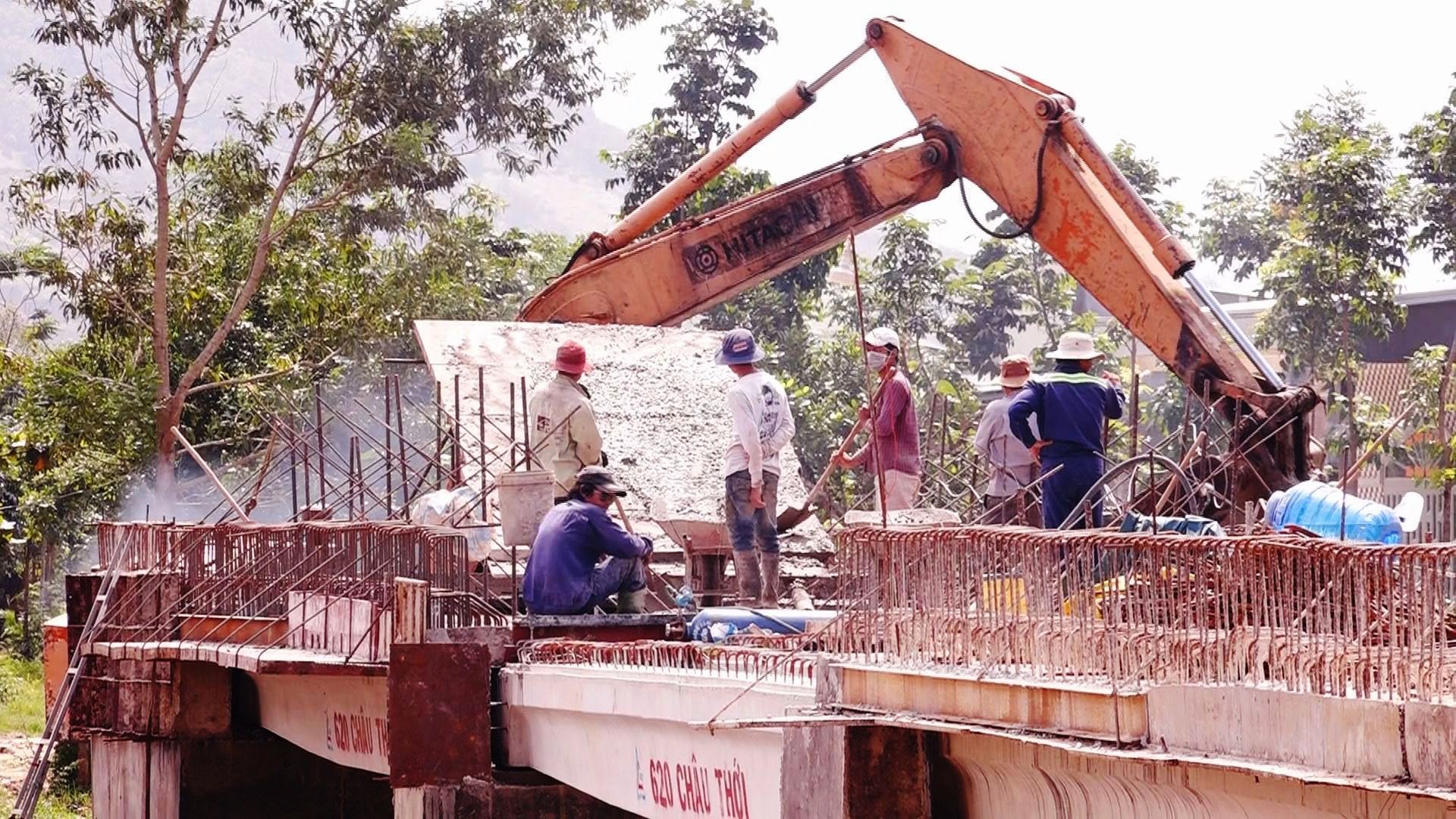 các công nhân đang khẩn trương thi công để công trình xây dựng cầu Đa Kai kịp tiến độ.jpg