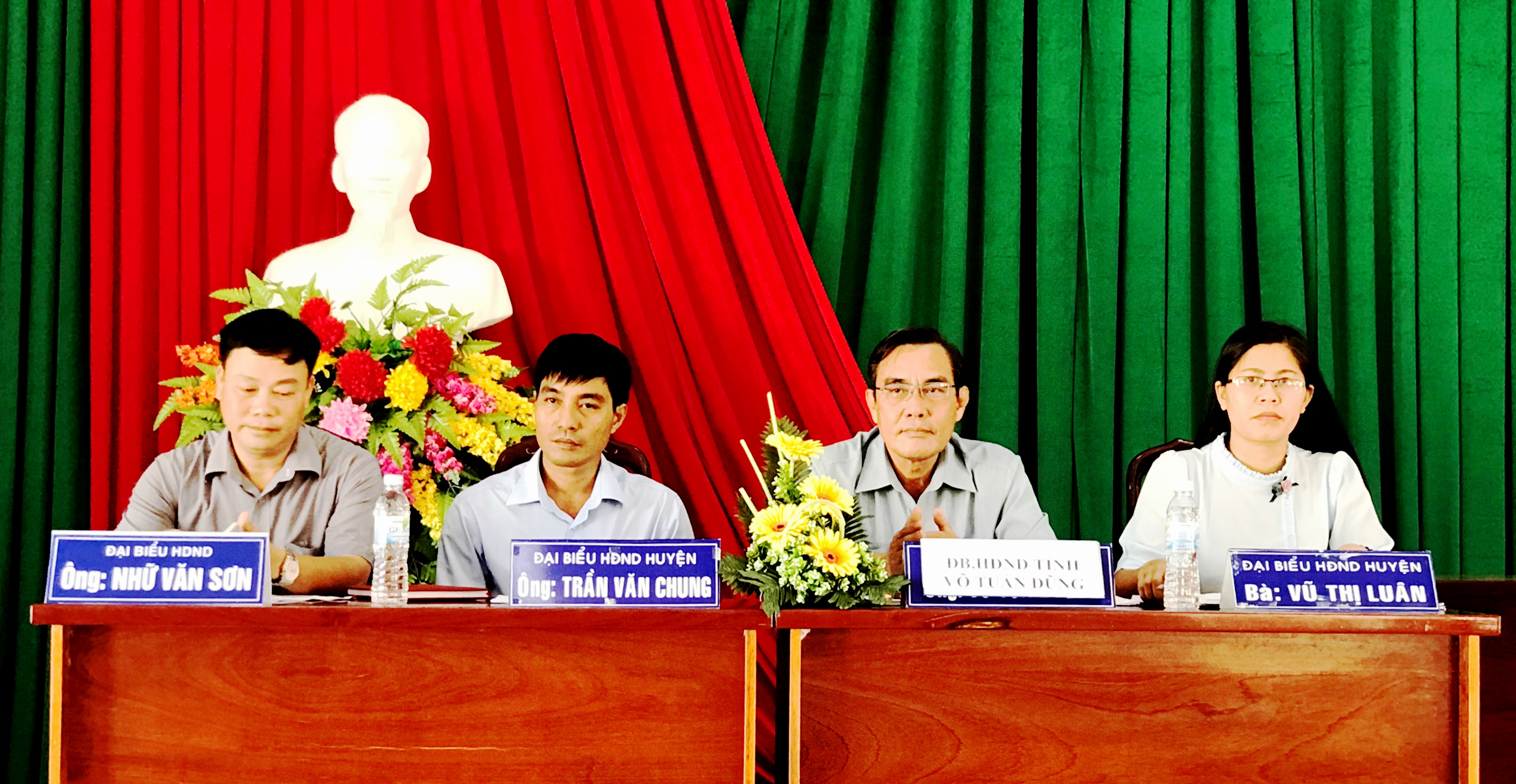 các đại HĐND tỉnh và huyện tại buổi tiếp xúc cử tri xã Phú Lâm.jpg