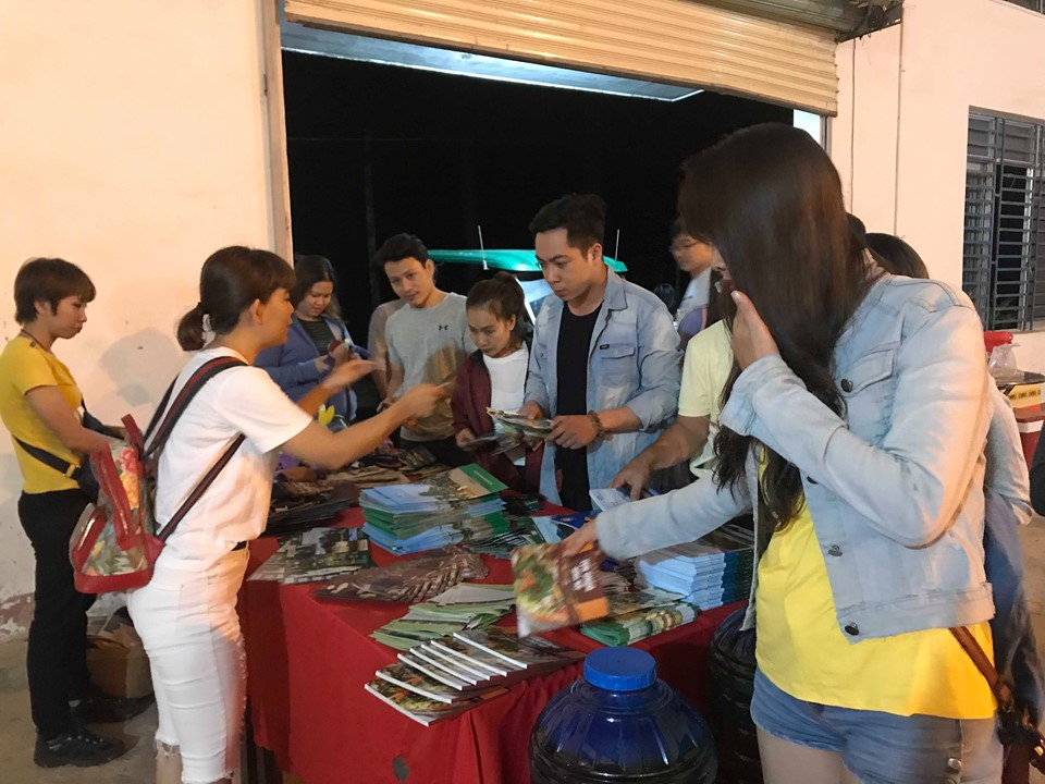 khách du lịch đang mua sắm hàng dệt thổ cẩm và tìm hiểu thông tin du lịch huyện Tân Phú.jpg