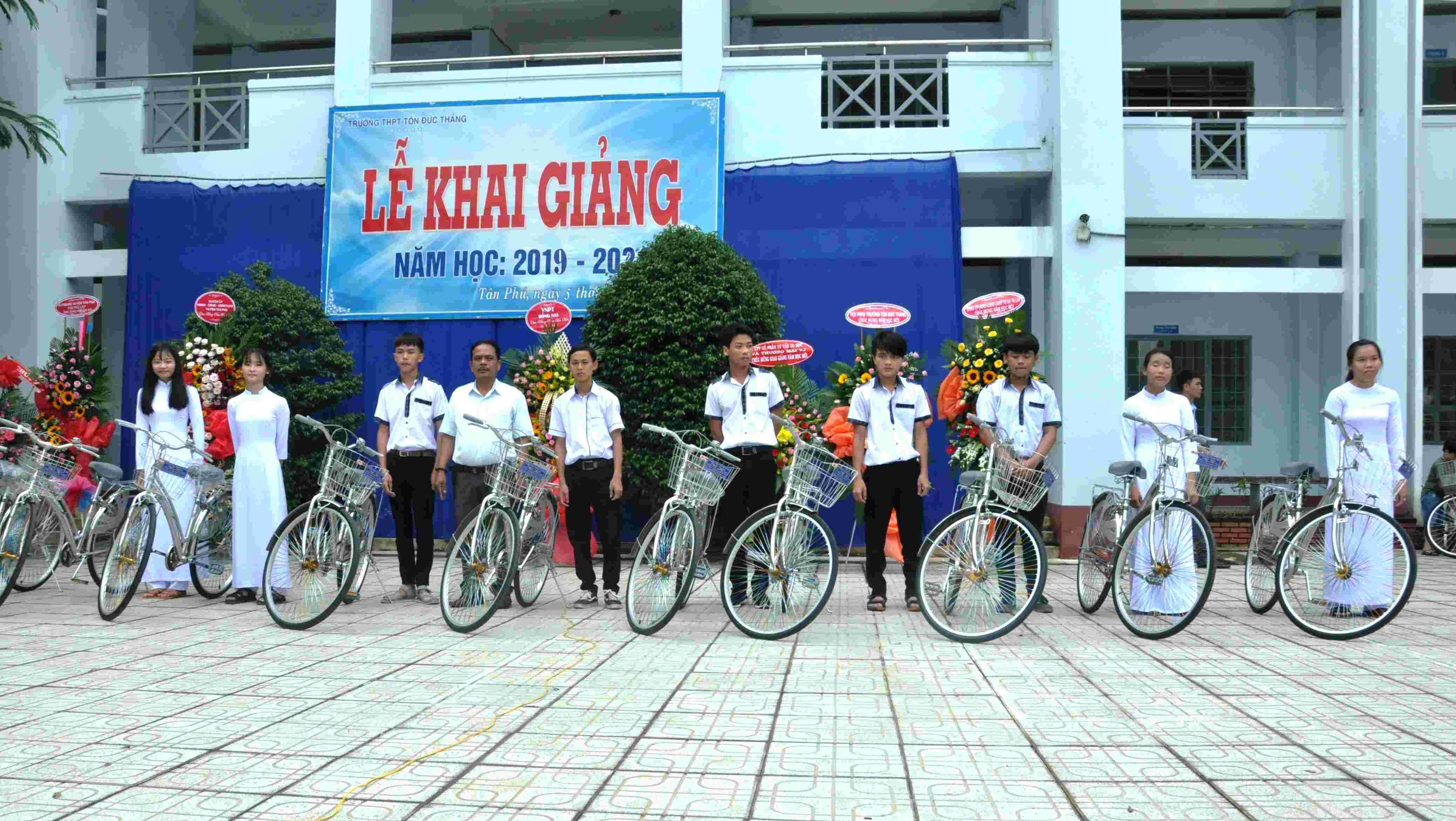trao tặng xe đạp cho các em học sinh vượt khó học giỏi nhân lễ khai giảng năm học mới.jpg