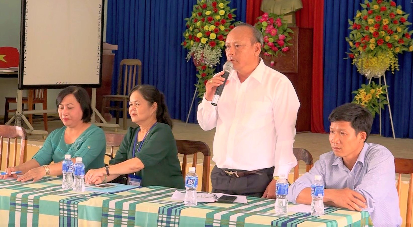 Ông Lê Dũng Phương, Giám đốc BHXH huyện trực tiếp trả lời người dân về chế độ BHYT.jpg