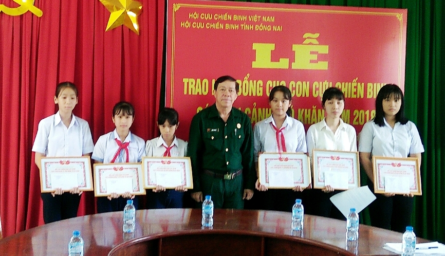 ông Dương Hòa Hiệp - Chủ tịch Hội CCB tỉnh (giữa) trao học bổng cho các em học sinh là con Cựu  chiến binh nghèo hiếu học.jpg