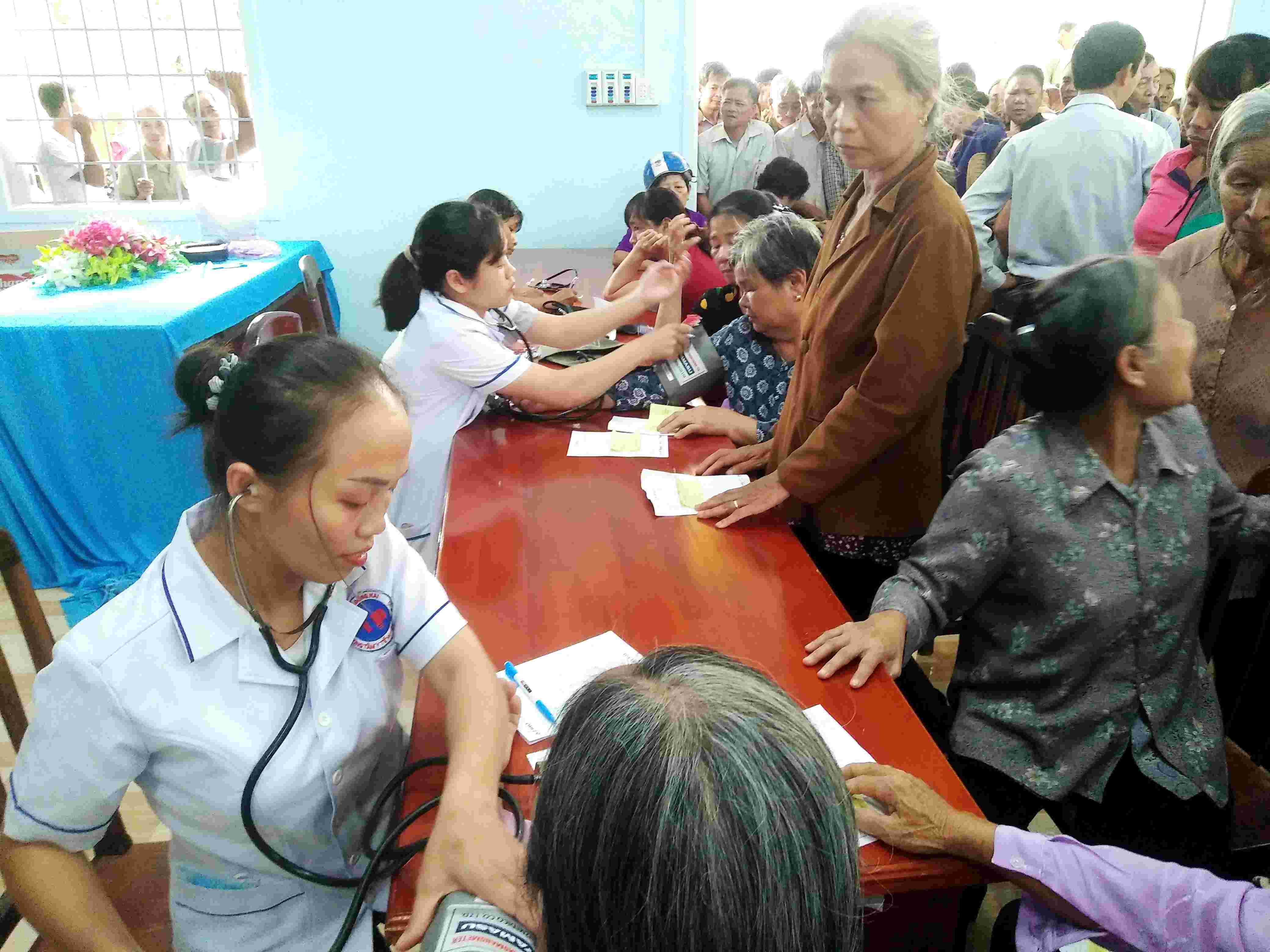 Đông đảo người dân xã Nam Cát Tiên được các Bác sỹ của Đoàn thiện nguyện khám và cấp thuốc miễn phí.jpg