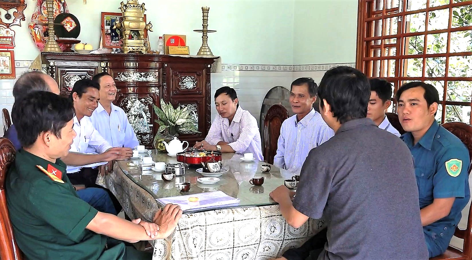 Đại diện BCH Quân sự  huyện và chính quyền xã Phú Lộcđộng viên gia đình ông Trần Văn Tùng trước ngày nhập ngũ.jpg