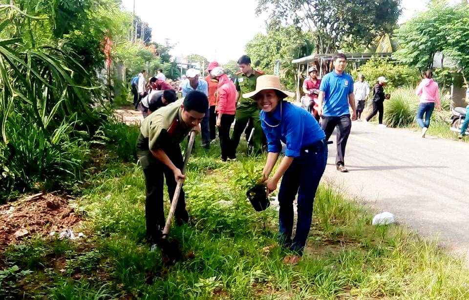 đoàn viên thanh niên ra quân trồng cây và dọn vệ sinh môi trường tạo cành xanh sạch đẹp.jpg