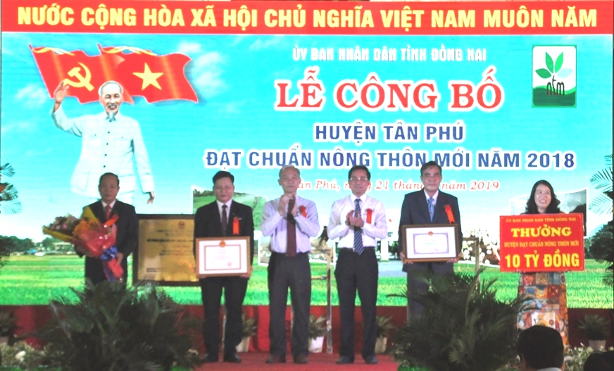 BTTU Nguyễn Phú Cường và PCT UBND tỉnh Võ Văn Chánh trao bằng chứng nhận huyện Tân Phú đạt chuẩn NTM.jpg