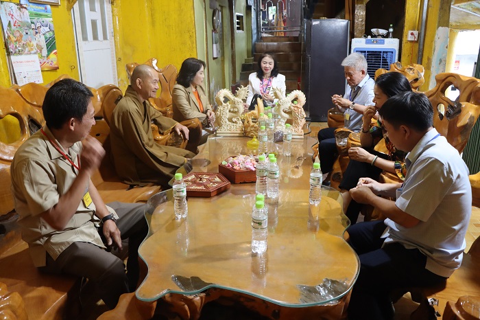 Xuan Loc district leaders inspect the spring travel situation at Chua Chan scenic spot